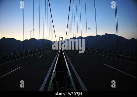 --FILE--View of the Sidu River Bridge crossing the valley of the Sidu River in Yesanguan town, Badong county, central China's Hubei province, 13 Novem Stock Photo