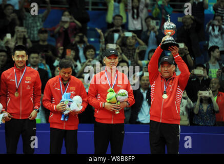 Head coach Li Yongbo of China, fourth left, receives the champion 