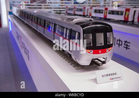 file-model-trains-at-the-stand