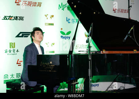 Chinese pianist Lang Lang performs during the IBF Mini Flyweight Eliminator boxing match between Jose Jimenez of Colombia competing and Xiong Chaozhon Stock Photo