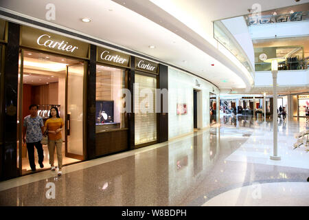 FILE--Customers visit the K11 Art Mall in Shanghai, China, 4 July