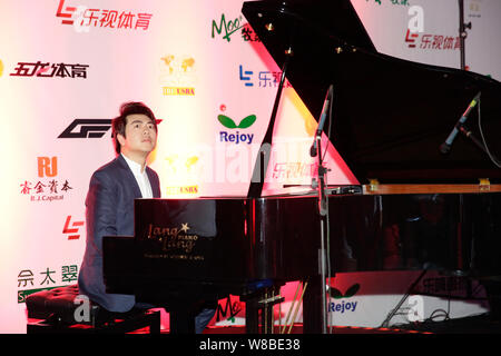 Chinese pianist Lang Lang performs during the IBF Mini Flyweight Eliminator boxing match between Jose Jimenez of Colombia competing and Xiong Chaozhon Stock Photo