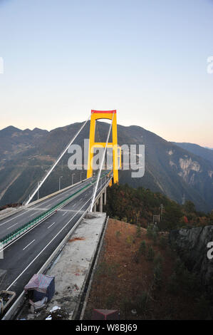 --FILE--View of the Sidu River Bridge crossing the valley of the Sidu River in Yesanguan town, Badong county, central China's Hubei province, 13 Novem Stock Photo