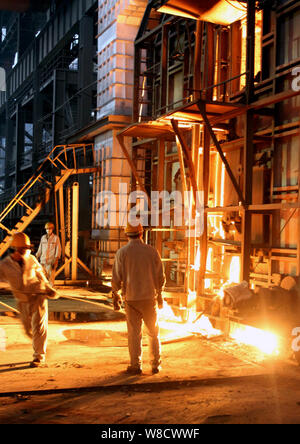 --FILE--Chinese workers survey the production of steel at a steel plant in Huaian city, east China's Jiangsu province, 27 July 2013.   Steel demand in