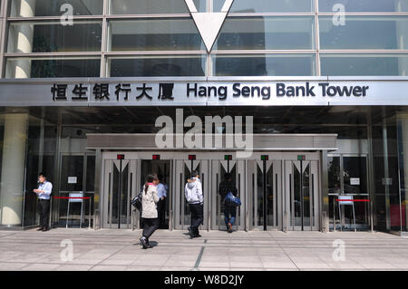 --FILE--Visitors walk towards the Hang Seng Bank Tower in the Lujiazui Financial District in Pudong, Shanghai, China, 2 April 2013.     Hang Seng Bank Stock Photo