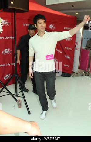 Taiwan-based American singer Leehom Wang arrives at a signing event in Hong Kong, China, 6 April 2015. Stock Photo