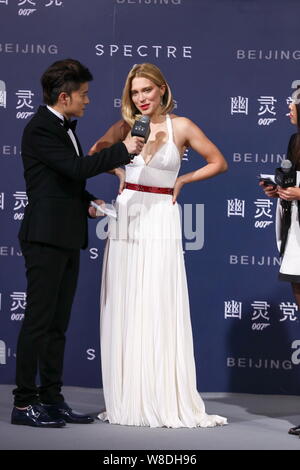 French actress Lea Seydoux, center, is interviewed during the premiere for  her movie 007: Spectre in Beijing, China, 12 November 2015 Stock Photo -  Alamy