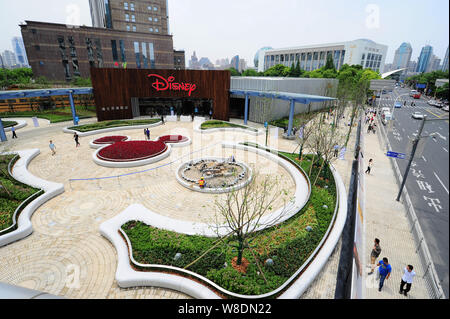 View of the Shanghai Disney flagship store at Lujiazui Financial District in Pudong, Shanghai, China, 16 May 2015.        The new Shanghai Disney stor Stock Photo