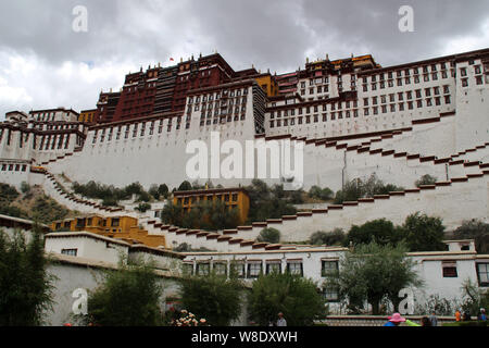--FILE--View of the Potala Palace (Pothala Palace) in Lhasa, southwest China's Tibet Autonomous Region, 31 July 2015.   Tourists to Lhasa, capital of Stock Photo