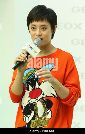 Chinese actress Sun Li speaks at a promotional event for GEOX shoes in Shanghai, China, 22 May 2015. Stock Photo