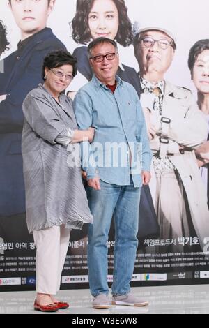 The Host Gwoemul Year: 2006 - South Korea Bae Doo-na, Byun Hee-bong, Ko  Ah-sung, Song Kang-ho, Park Hae-il Director: Joon-ho Bong Stock Photo -  Alamy