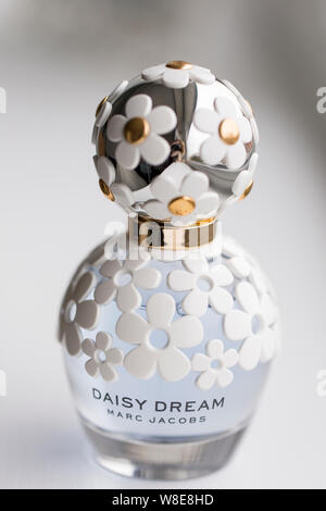 Marc jacobs daisy white bottle hot sale