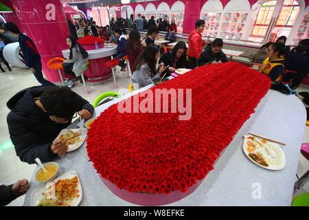 Chinese students eat lunch in the Hello Kitty-themed canteen at Zhejiang Gongshang University in Hangzhou city, east China's Zhejiang province, 9 Dece Stock Photo