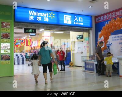 --FILE--Customers walk towards a Walmart supermarket in Yichang city, central China's Hubei province, 24 July 2015.    Wal-Mart Stores Inc reported we Stock Photo