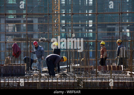 --FILE--Chinese migrant workers labor at the construction site of a government-funded housing project in Huaian city, east China's Jiangsu province, 1 Stock Photo