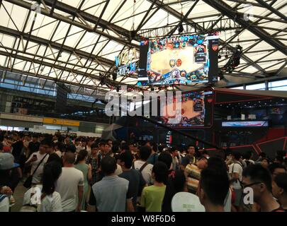 Visitors crowd the stand of WCA during the 13th China Digital Entertainment Expo, also known as ChinaJoy 2015, in Shanghai, China, 31 July 2015.     R Stock Photo