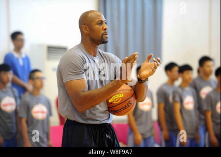 NBA Miami Heat star basketball player Alonzo Mourning arrives at the BBF  (Broker Boxing Federation) Miami at Mansion nighclub Stock Photo - Alamy