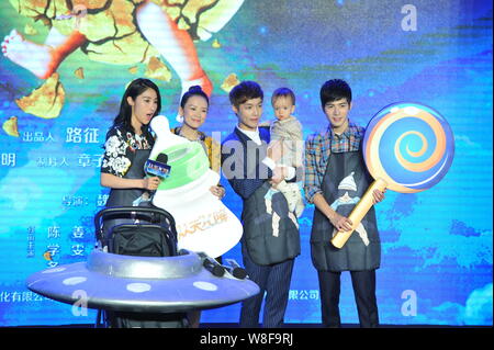 (From left) Chinese actresses Jiang Wen and Zhang Ziyi as a producer, actors Chen Xuedong and Zhang Yixing pose with a little baby at a press conferen Stock Photo