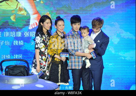 (From left) Chinese actresses Jiang Wen and Zhang Ziyi as a producer, actors Chen Xuedong and Zhang Yixing pose with a little baby at a press conferen Stock Photo