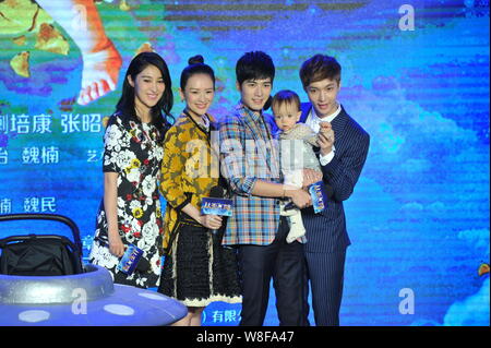 (From left) Chinese actresses Jiang Wen and Zhang Ziyi as a producer, actors Chen Xuedong and Zhang Yixing pose with a little baby at a press conferen Stock Photo