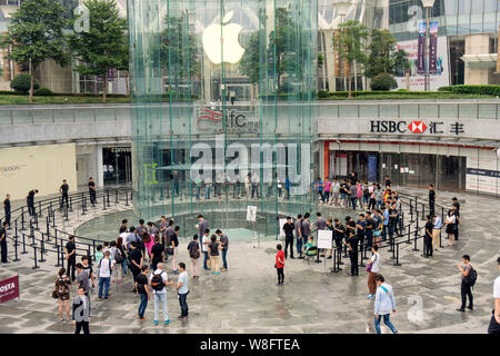 Customers queue up to buy Apple's iPhone 6s and 6s Plus smartphones at the Apple Store in the Lujiazui Financial District in Pudong, Shanghai, China, Stock Photo
