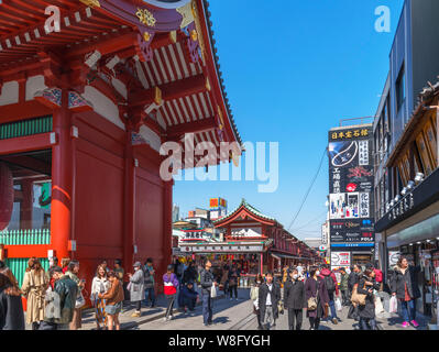 Tokyo, Asakusa district. Shops on Nakamise Shopping Street from the Kaminarimon Gate, Asakusa, Tokyo, Japan Stock Photo