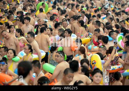 Holidaymakers crowd a swimming pool, also known as 'China's Dead Sea' on a scorching day in Daying county, Suining city, southwest China's Sichuan pro Stock Photo