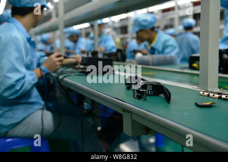 --FILE--Chinese factory workers assemble Chana cars on the assembly ...