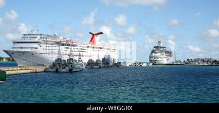 KEY WEST, Fla. (Oct. 5, 2016) Nine ships from the Royal Bahamas Defence Force, research vessel Walton Smith and a contract vessel take shelter at Nava Stock Photo