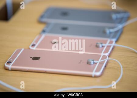 Apple's iPhone 6s smartphones and iPhone 6s Plus smartphones are on display at the Apple Store near the West Lake in Hangzhou city, east China's Zheji Stock Photo