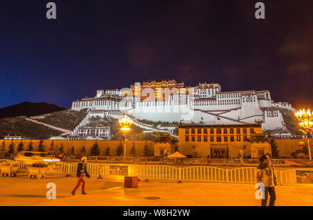 --FILE--Night view of the Potala Palace in Lhasa, southwest China's Tibet Autonomous Region, 6 February 2014. Stock Photo