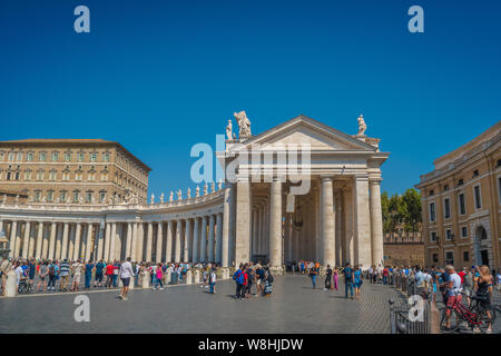 The colossal Doric colonnades, four columns deep, frame the trapezoidal entrance to the basilica and the massive elliptical area which precedes it. Th Stock Photo