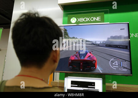 A customer plays electronic games on an XBOX One game console at a Suning  home appliances store in Shanghai, China, 29 September 2014. Microsoft la  Stock Photo - Alamy