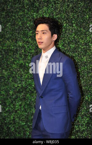 Chinese singer and actor Jing Boran, clad in a suit from the Alexander McQueen Spring/Summer 2016 collection, arrives on the red carpet for the 2015 S Stock Photo