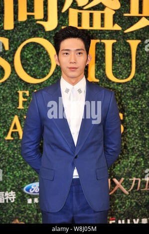 Chinese singer and actor Jing Boran, clad in a suit from the Alexander McQueen Spring/Summer 2016 collection, arrives on the red carpet for the 2015 S Stock Photo