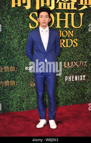 Chinese singer and actor Jing Boran, clad in a suit from the Alexander McQueen Spring/Summer 2016 collection, arrives on the red carpet for the 2015 S Stock Photo