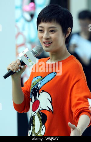 Chinese actress Sun Li speaks at a promotional event for GEOX shoes in Shanghai, China, 22 May 2015. Stock Photo