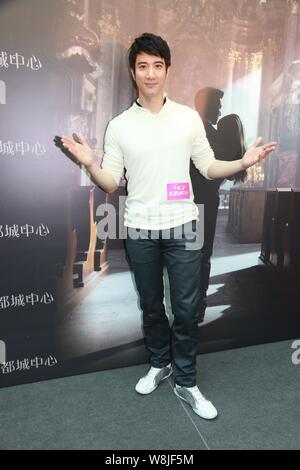 Taiwan-based American singer Leehom Wang poses at a signing event in Hong Kong, China, 6 April 2015. Stock Photo