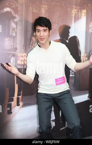 Taiwan-based American singer Leehom Wang poses at a signing event in Hong Kong, China, 6 April 2015. Stock Photo