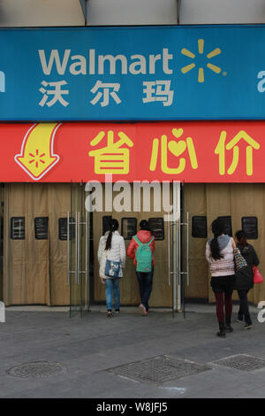 --FILE--Chinese customers walk towards a supermarket of Walmart in Wuhan city, central Chinas Hubei province, 21 December 2014.     U.S. retailer Wal- Stock Photo