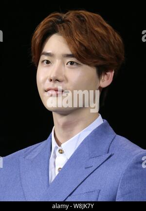 south-korean-actor-lee-jong-