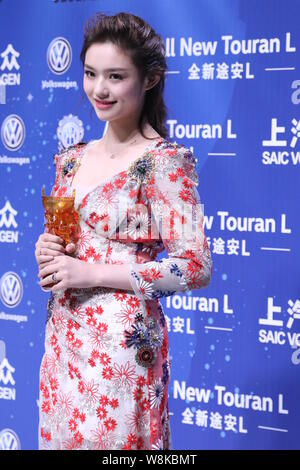 Chinese actress Lin Yun poses with her trophy during the 18th Huading Awards ceremony in Macau, China, 31 March 2016. Stock Photo