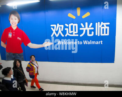 --FILE--Customers walk in a Walmart supermarket in Jilin city, northeast China's Jilin province, 17 March 2016.   U.S. prosecutors investigating alleg Stock Photo