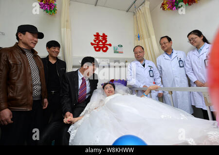 Terminally ill Chinese woman Yang Liu dressed in a wedding gown, center right, and her husband Peng Xin, center left, are pictured during their weddin Stock Photo