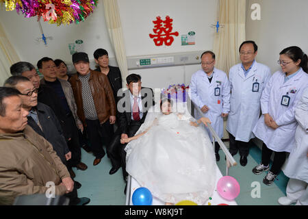 Terminally ill Chinese woman Yang Liu dressed in a wedding gown, center right, and her husband Peng Xin, center left, are pictured during their weddin Stock Photo