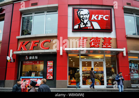 --FILE--Pedestrians walk past a fastfood restaurant of KFC in Chongqing, China, 5 January 2016.    One of Chinas largest mall owners is looking to unl Stock Photo