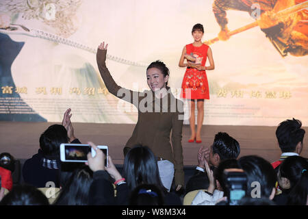 Chinese actress Gong Li waves during a press conference to promote her new movie 'The Monkey King 2' in Chengdu city, southwest China's Sichuan provin Stock Photo