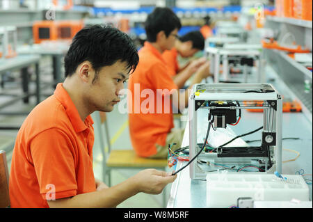 --FILE--Chinese factory workers assemble Volkswagen cars on the ...