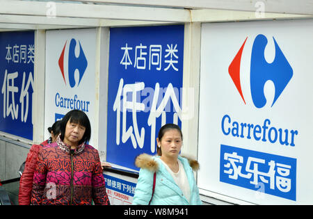 --FILE--Chinese customers go shopping at a supermarket of Carrefour in Chongqing, China, 5 January 2016.   French retailer Carrefour SA on Friday (15 Stock Photo