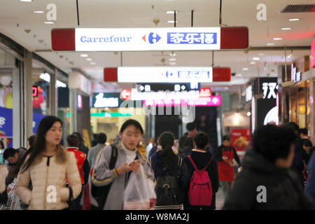 --FILE--Chinese customers go shopping at a supermarket of Carrefour in Shanghai, China, 21 January 2015.  French retailer Carrefour SA on Friday (15 J Stock Photo